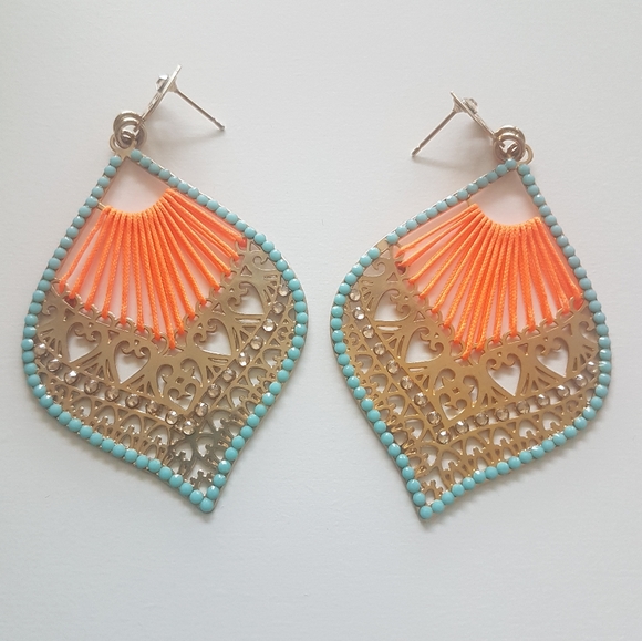 🌼 Woven statement earrings